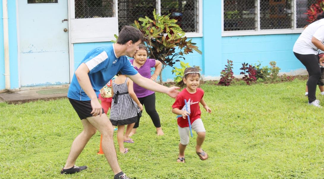 チャイルドケアボランティアがサモアの幼稚園児へのスポーツアクティビティを補助 サモアの幼稚園でスポーツアクティビティをサポートするチャイルドケアボランティア